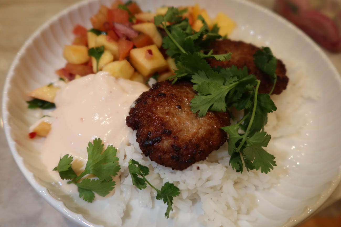 Fläskfärsbiffar med lime och vitlök på tallrik med ris och sallad