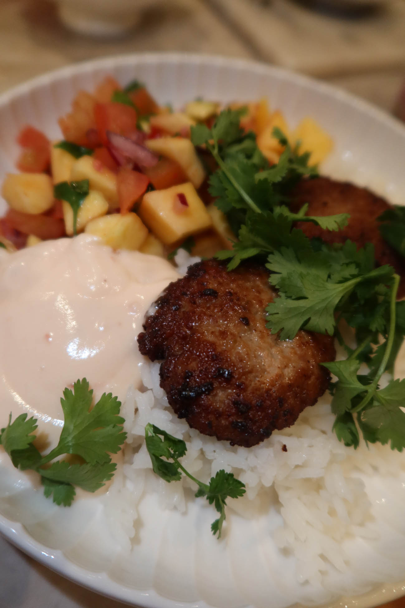 Fläskfärsbiffar med lime och vitlök med ris och kall srirachayoghurt