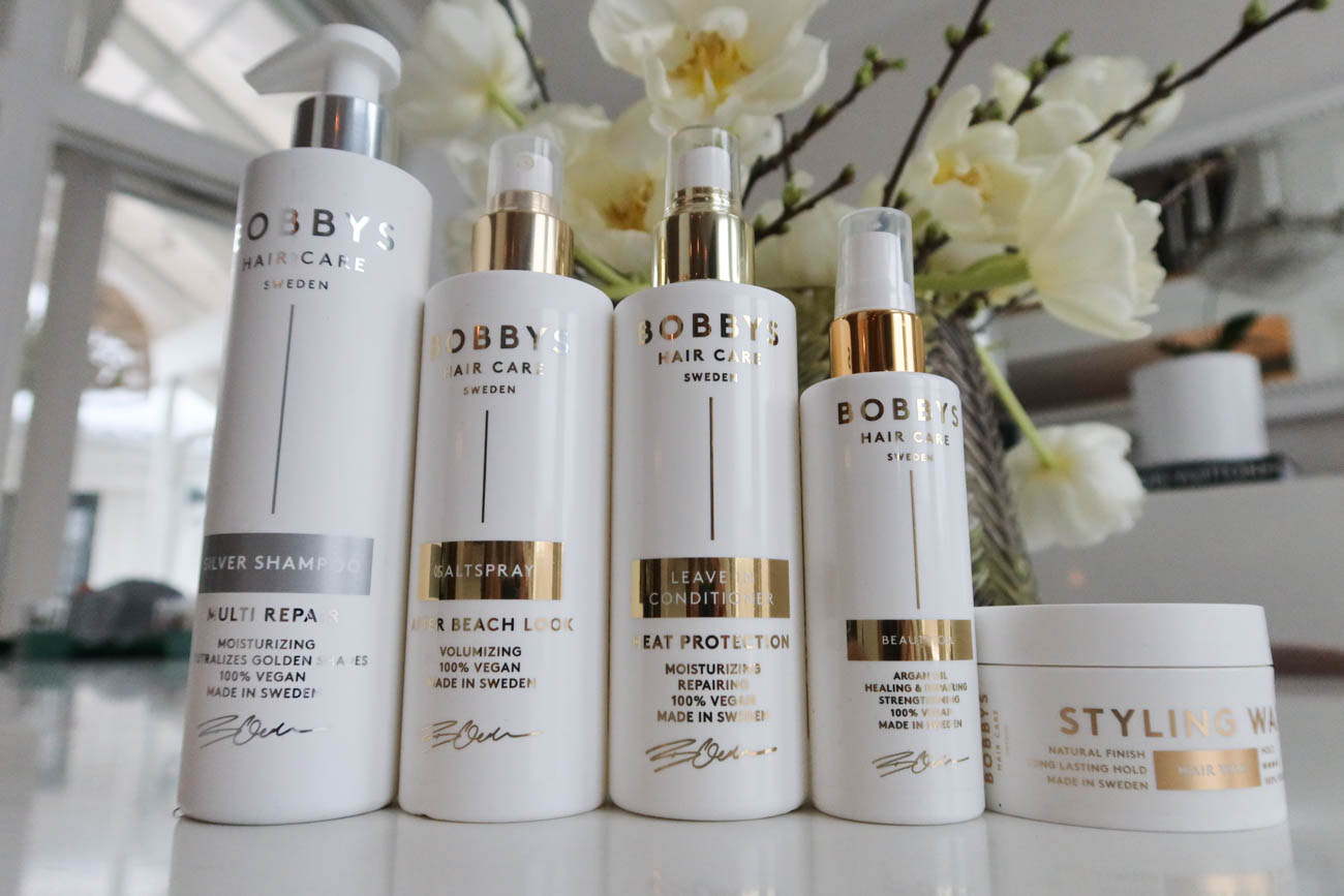 Vinterljus i hemmet med vita toner och snö utanför