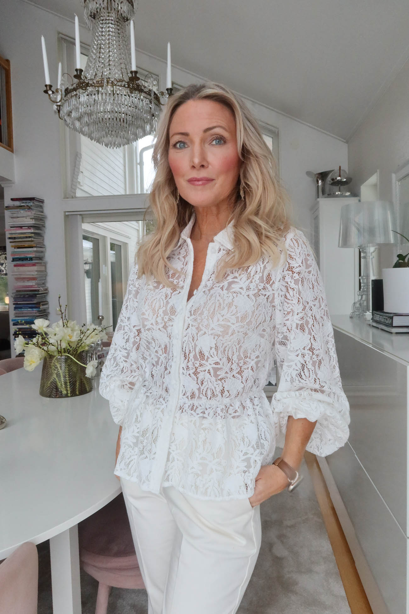 Vitt inomhus med tulpaner och krispig vinterkänsla i januari