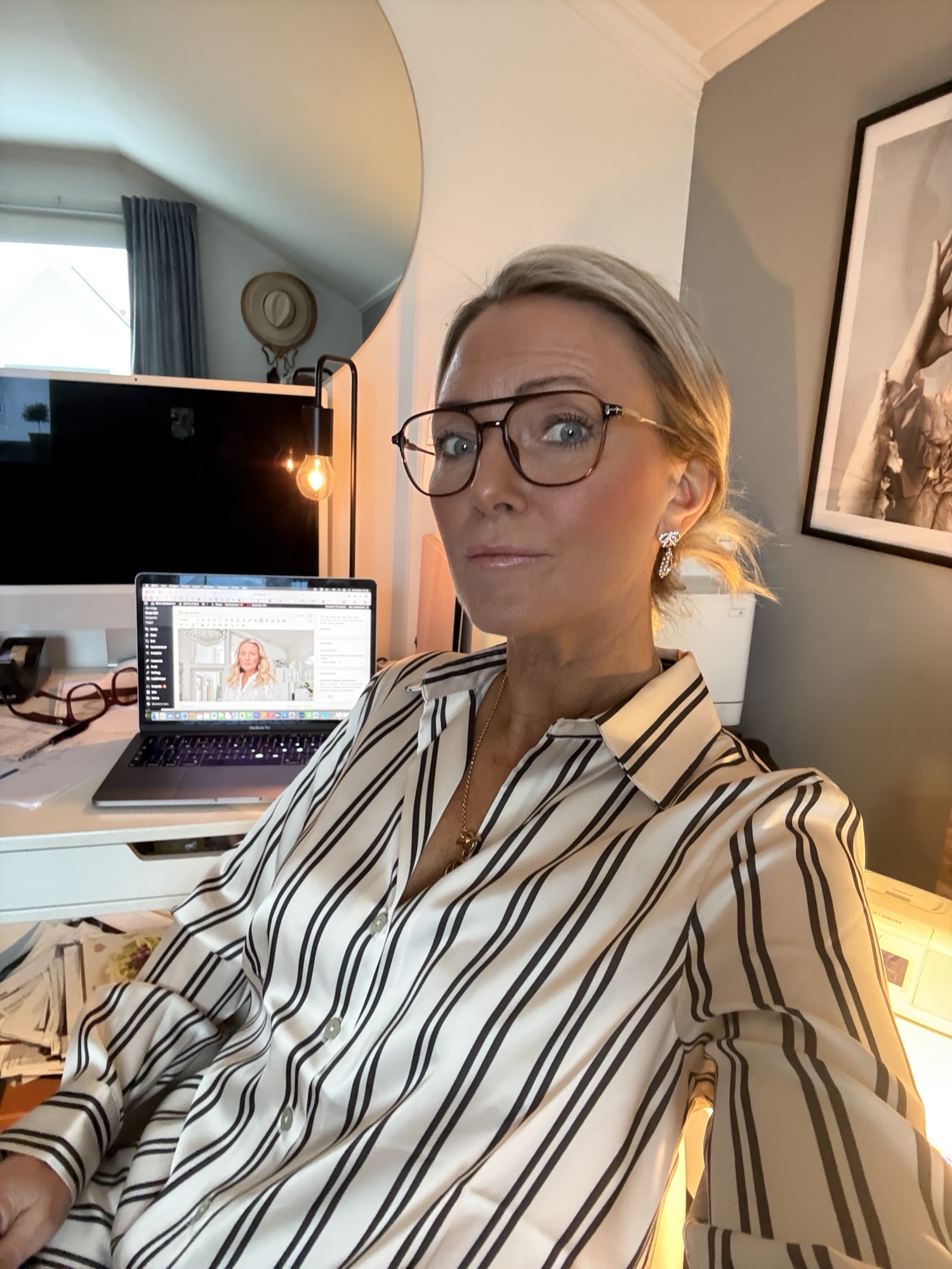 Victoria Riis provar nya glasögon från Optique Klarsynt, outfit med satinblus
