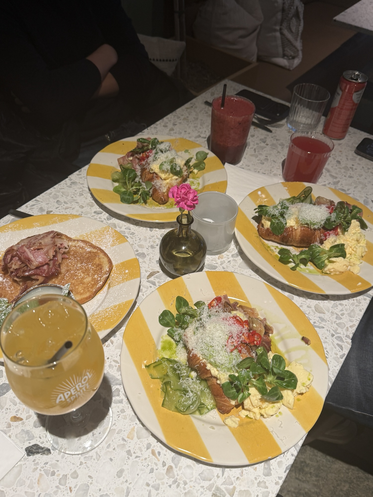 Brunch på La Makka i Örebro med croissant, ägg och bacon serverat på tallrik