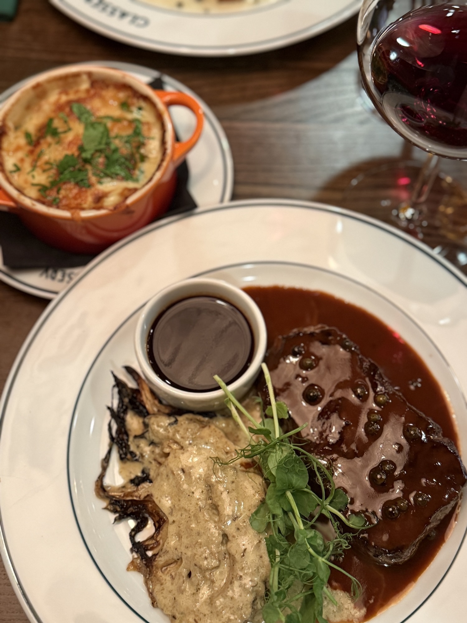 Ryggbiff med potatisgratäng, såser och tillbehör på restaurang Glassery