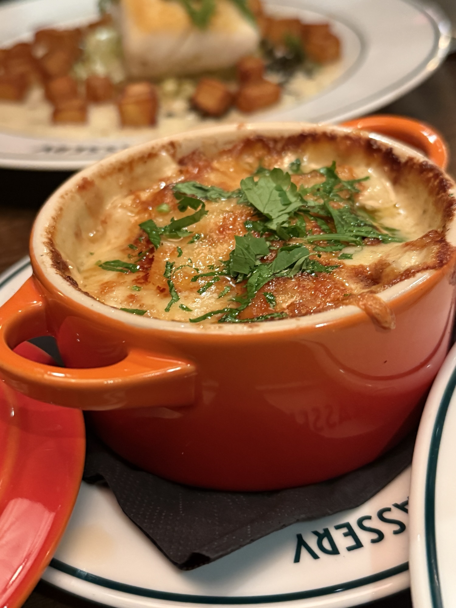 Tryffelgratinerad spetskål serverad som tillbehör till ryggbiff