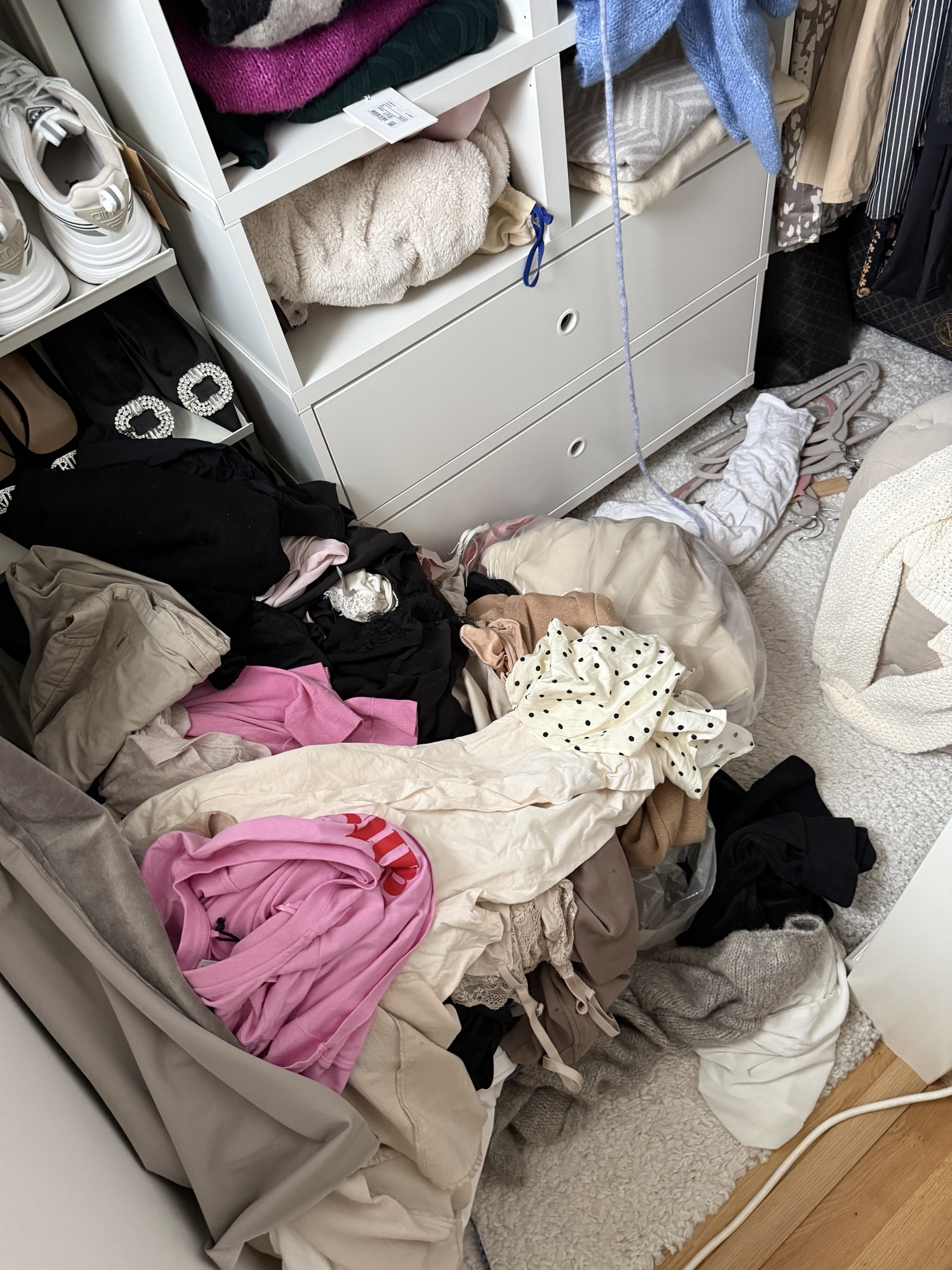 Detaljer från vardagsrum under en lugn söndag