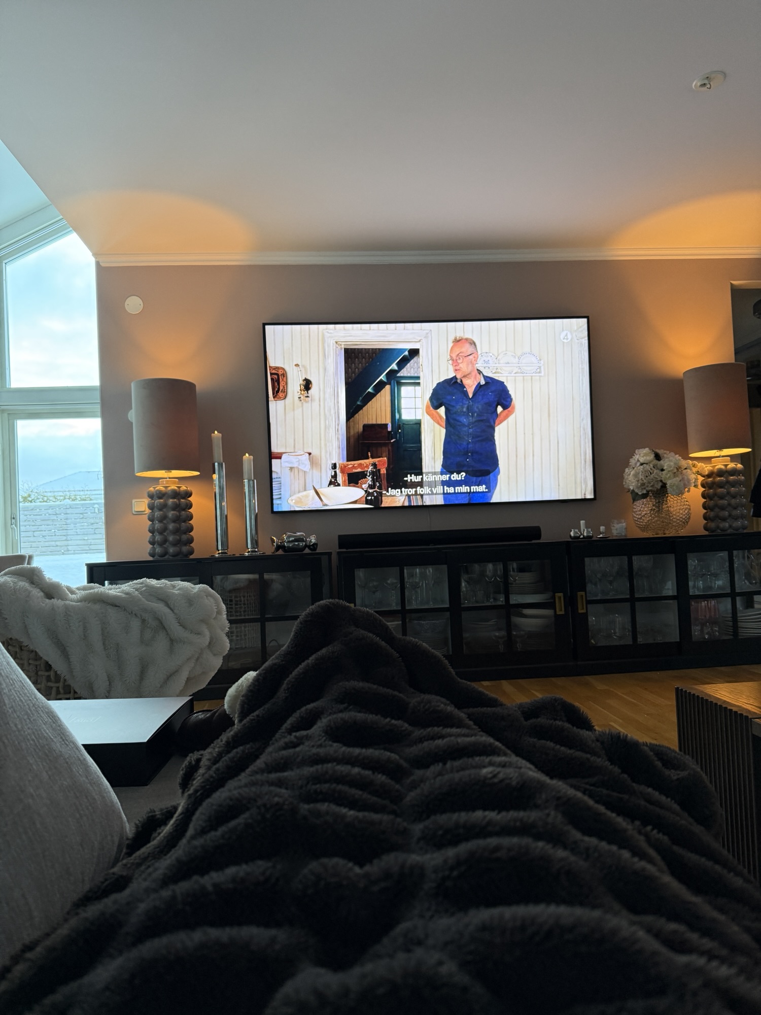 Söndagsmys med Farmen på tv i hemmamiljö